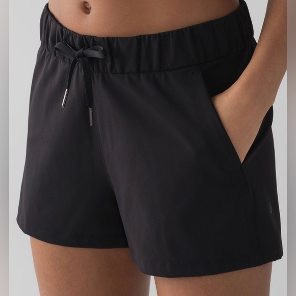 Lululemon On The Fly Short *Woven *2.5" Black (First Release) Size 6 - Picture 3 of 9